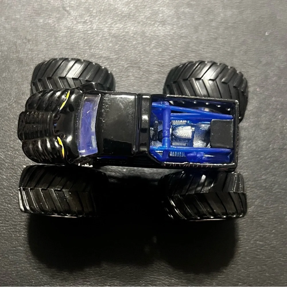 Hot Wheels Monster Jam Predator 1:64 Scale Die Cast Truck